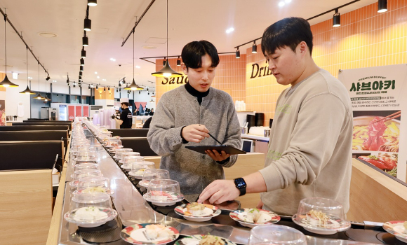 삼성웰스토리 공간컨설턴트와 샤브야키 김근성 대표. [사진=삼성웰스토리]