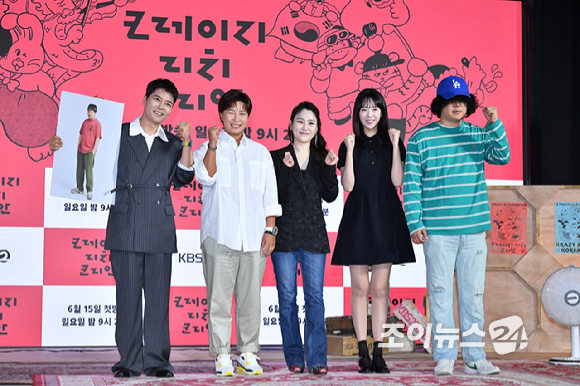 방송인 전현무, 전 골프선수 박세리, 첼로연주가 겸 지휘자 장한나, 배우 지예은, 이창수 PD가 10일 오전 서울 영등포구 여의도동 KBS별관에서 진행된 KBS 2TV 새 예능프로그램 '크레이지 리치 코리안' 제작발표회에 참석해 포즈를 취하고 있다. [사진=문수지 기자]