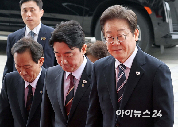 이재명 대통령이 26일 서울 여의도 국회에서 열린 추가경정예산안 시정연설을 위해 본관으로 들어서고 있다. [사진=국회사진기자단]