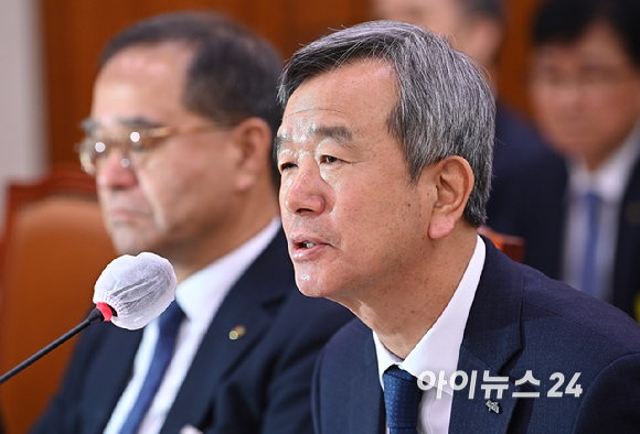 정기환 한국마사회 회장이 24일 서울 여의도 국회 농림축산식품해양수산위원회에서 열린 국정감사에서 질의에 답변하고 있다. [사진=곽영래 기자]