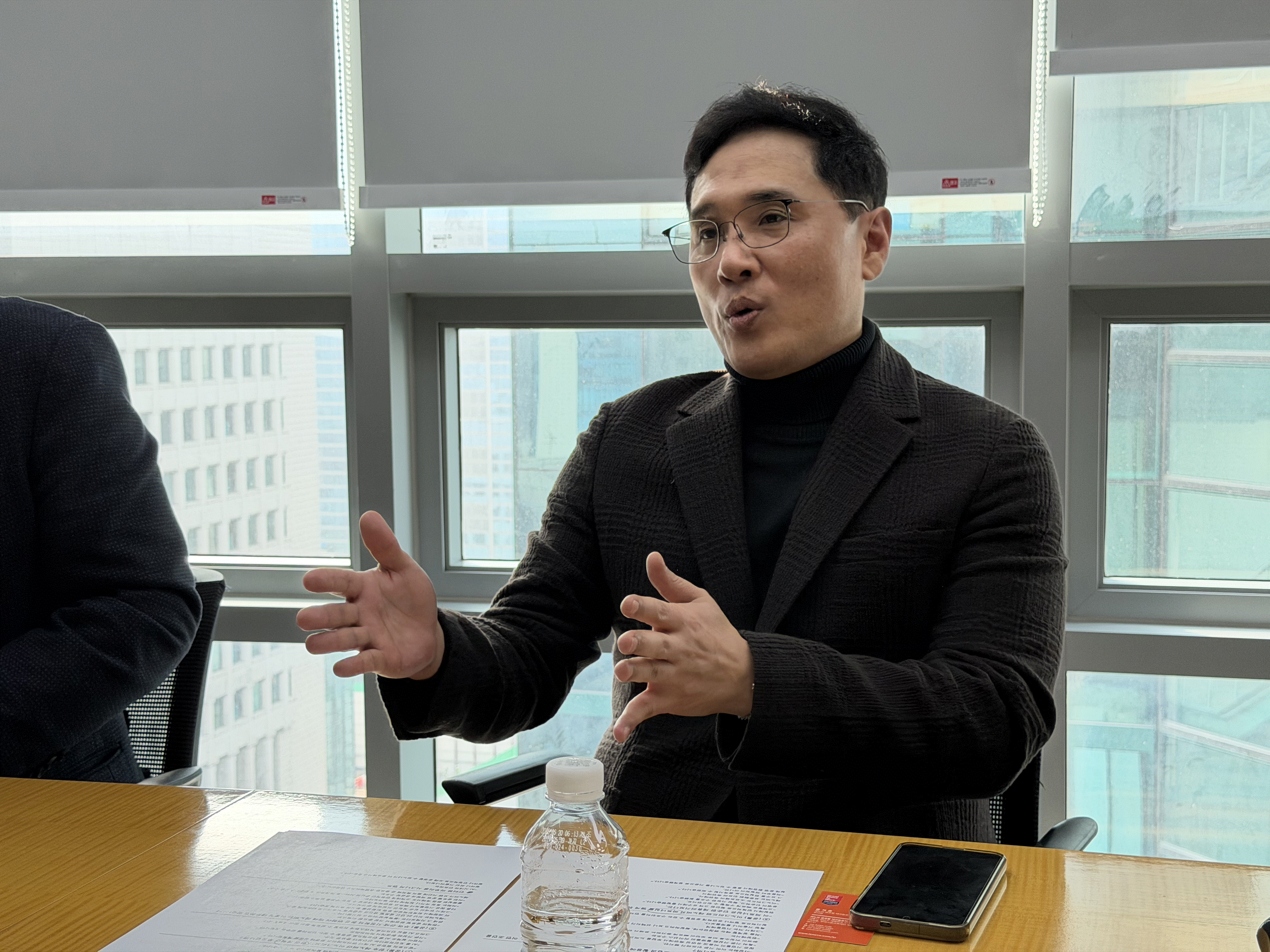 왼쪽부터 박창원 이노그리드 COO(전무)와 윤석준 레노버 ISG 부사장이 서울 역삼동 한국레노버 사무실에서 기념 촬영하고 있다. [사진=레노버]