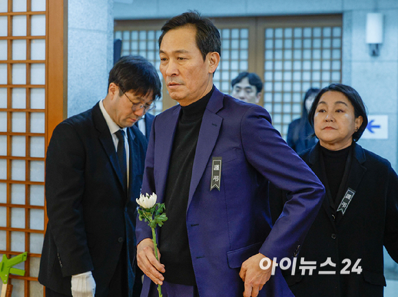 우상호 전 청와대 정무수석이 27일 오전 서울 종로구 서울대학교병원 장례식장에 故 이해찬 전 국무총리의 빈소에서 조문을 하고 있다. [사진=사진공동취재단]