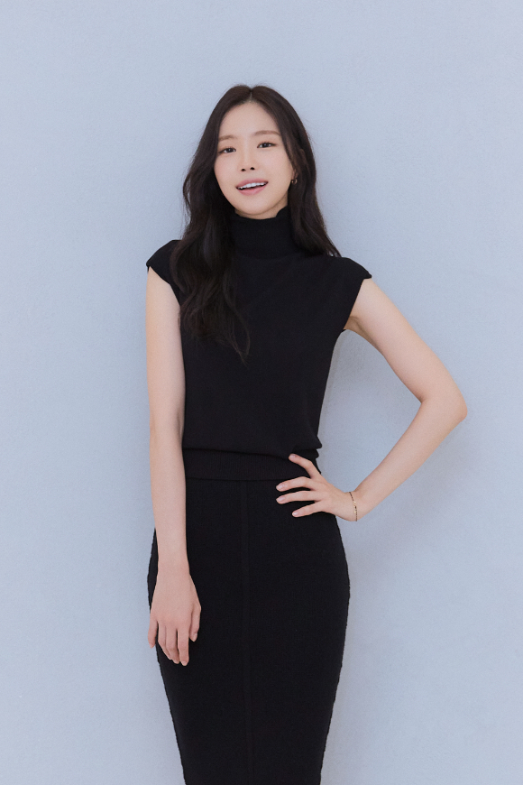 배우 손나은이 JTBC 토일드라마 '가족X멜로' 인터뷰에서 포즈를 취하고 있다. [사진=YG엔터테인먼트]