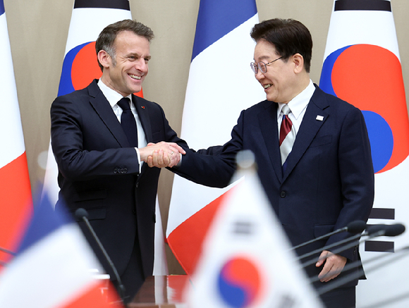 이재명 대통령과 에마뉘엘 마크롱 프랑스 대통령이 3일 청와대에서 확대 정상회담에 앞서 악수하고 있다. 2026.4.3 [사진=연합뉴스]