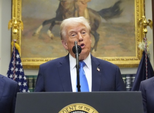 도널드 트럼프 미국 대통령이 22일(현지시간) 로버트 F. 케네디 주니어 보건복지부 장관(왼쪽), 메흐멧 오즈 건강보험서비스센터(CMS)장 등이 참석한 가운데 기자회견을 하고 있다. [사진=AP/연합뉴스]