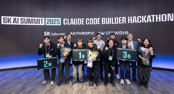 해커톤에서 3시간의 짧은 시간 제한에도 시연 가능한 수준의 높은 결과물을 선보인 참가자들이 수상 후 이를 기념하는 모습. [사진=SKT]