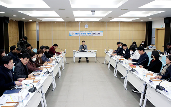  경상남도 하동군이 지난 20일 하승철 군수 주재로 종합병원급 지역의료기관 구축을 위한 타당성 조사 연구용역 최종보고회를 개최하고 있다. [사진=하동군] 