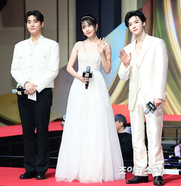 그룹 데이식스 영케이-아이브 장원영-NCT드림 재민이 25일 오후 인천광역시 중구 운서동 인스파이어 아레나에서 열린 '2025 SBS 가요대전' 레드카펫 행사에 참석하고 있다.&nbsp;