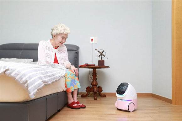 홈 AI 컴패니언 로봇 시연. [사진=삼성물산]