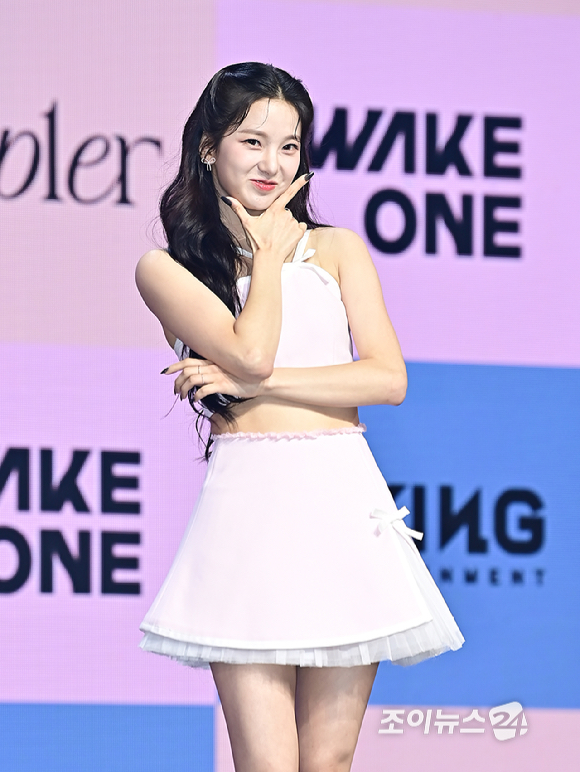 걸그룹 케플러(Kep1er) 최유진이 25일 오후 서울 광진구 예스24 라이브홀에서 열린 다섯 번째 미니앨범 'Magic Hour' 쇼케이스에서 포토타임을 갖고 있다. [사진=곽영래 기자]