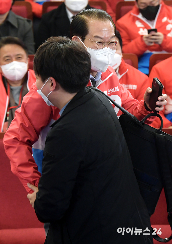 이준석 국민의힘 대표와 권영세 선거대책본부장이 9일 오후 서울 여의도 국회도서관에 마련된 개표상황실에서 인사를 나누고 있다. [사진=김성진 기자]