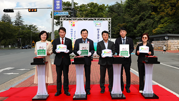 지난 25일 보문관광단지 물레방아 광장에서 '한국관광1번로' 도로명 개정식이 열리고 있다. [사진=경북문화관광공사]