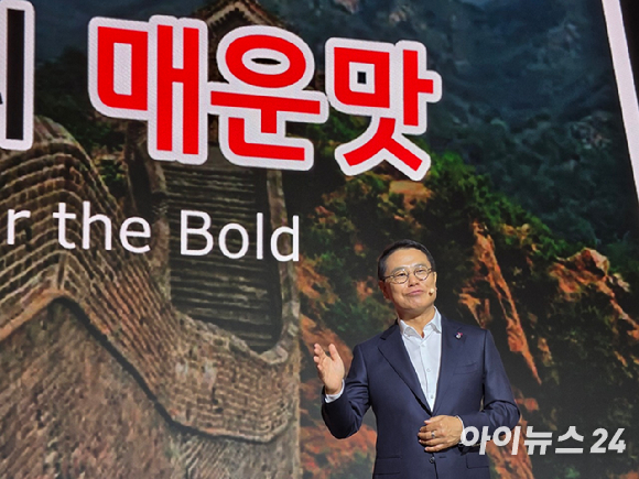 조용철 농심 대표이사가 13일 서울 롯데호텔 크리스탈 볼룸서 열린 신라면 40주년 기자간담회에서 발언하고 있다. [사진=농심]