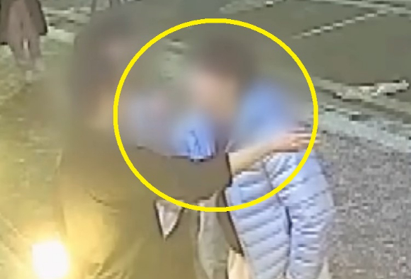 식당 앞 음식물 쓰레기통을 차고 사장을 조롱한 남성이 CCTV에 찍혔다. [사진=JTBC '사건반장' 캡처]