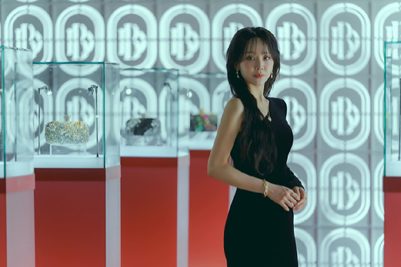 배우 신혜선이 넷플릭스 시리즈 '레이디 두아' 인터뷰에 앞서 포즈를 취하고 있다. [사진=넷플릭스]