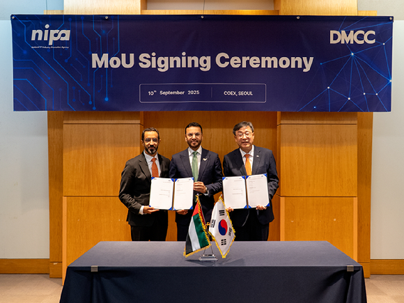 (왼쪽부터) 아흐메드 빈 술라얌 두바이 복합상품거래소(DMCC) 회장, 압둘라 사이프 알누아이미 주한 UAE 대사, 박윤규 정보통신산업진흥원장이 업무협약을 맺은 후 기념 촬영하고 있다. [사진=NIPA]