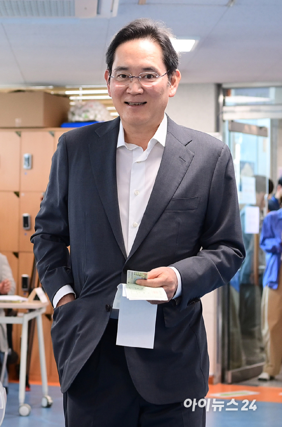 제9회 전국동시지방선거 사전투표 첫날인 29일 오전 서울 용산구 한남동 주민센터에 마련된 사전투표소에서 이재용 삼성전자 회장이 투표를 하고 있다. [사진=정소희 기자]