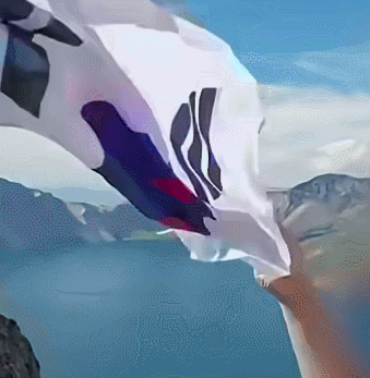 한 유튜버가 백두산 천지에서 태극기를 흔들다 제지당했다. [사진=유튜브 '시수기릿' 캡처]