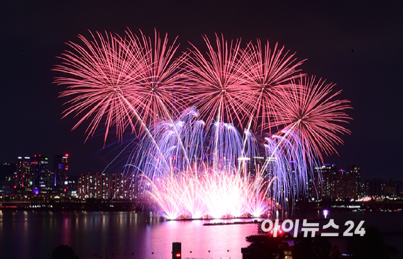27일 저녁 서울 여의도 한강공원 일대에서 열린 '한화와 함께하는 서울세계불꽃축제 2025'에서 캐나다팀의 불꽃 연출이 밤 하늘을 수 놓고 있다. [사진=정소희 기자]