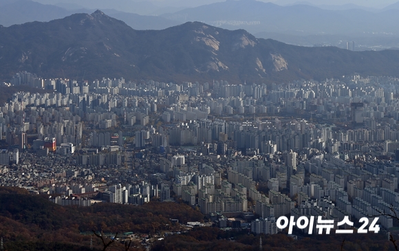 서울 북한산에서 바라본 서울 도심 전경. [사진=김성진 기자]