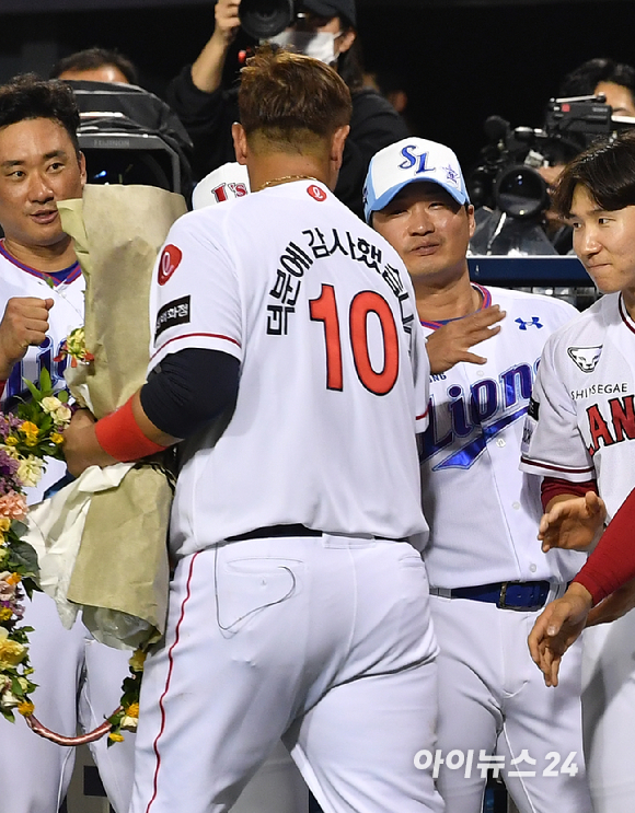 16일 오후 서울 잠실야구장에서 '2022 신한은행 SOL KBO 올스타전' 드림 올스타와 나눔 올스타의 경기가 열렸다. 드림 올스타 이대호가 클리닝 타임 때 펼쳐진 은퇴 행사에 참석해 오승환과 하이파이브를 하고 있다. [사진=김성진 기자]