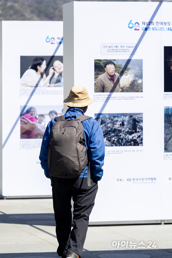 이호재 한국사진기자협회장이 7일 서울 종로구 광화문 광장에서 열린 제62회 한국보도사진전 '오늘의 보도사진, 내일의 역사가 되다' 개막식에서 인사말을 하고 있다. [사진=사진공동취재단]