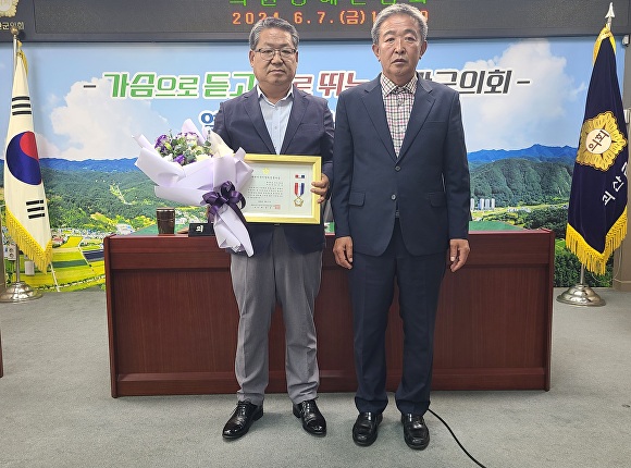 국민의힘 김주성 괴산군의회 부의장이 7일 지방의정‧지역사회 발전에 기여한 공로로 대한민국시군자치구의장협의회가 수여하는 지방의정봉사상을 수상했다. 왼쪽부터 김주성 부의장과 신송규 의장. [사진=괴산군의회]