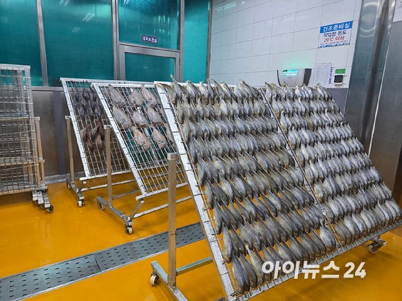 경남 사천에 위치한 다미원 삼천포 공장에서 작업자들이 부세조기를 손질하고 있다. [사진=구서윤 기자]