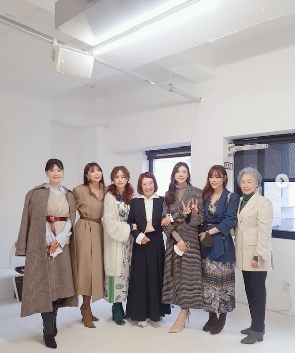  한지혜, 오윤아, 홍은희, 차예련, 박시연이 지춘희 컬렉션에 참석했다. [사진=오윤아 인스타그램]