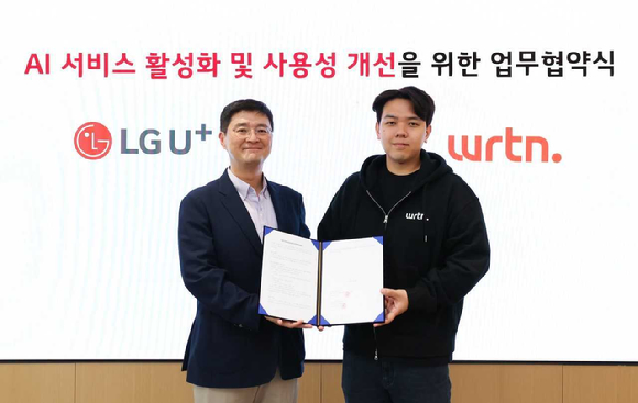 지난 28일 서울 용산 LG유플러스 사옥에서 진행한 업무협약식에서 이재원 LG유플러스 컨슈머부문장(왼쪽)과 이세영 뤼튼 대표가 기념촬영을 하는 모습. [사진=LGU+]