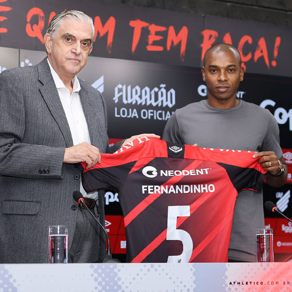 페르난지뉴가 브라질 리그 파라나엔시와 계약하며 17년 만에 친정팀 복귀를 알렸다. [사진=파라나엔시 트위터 캡처]