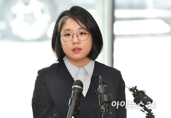 용혜인 성평등가족부 장관 후보자가 2일 서울 서대문구에 마련된 인사청문회 준비 사무실로 출근하며 취재진의 질문에 답하고 있다. [사진=곽영래 기자]