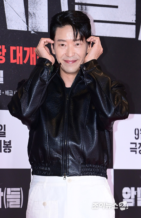 배우 엄기준이 21일 서울 송파구 롯데시네마 월드타워에서 열린 영화 '암살자(들)'(감독 허진호) VIP 시사회에 참석하고 있다. [사진=정소희 기자]