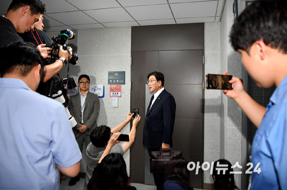 권성동 국민의힘 의원이 18일 자신의 의원실 앞에서 특검의 압수수색 관련 입장을 밝히고 있다. [사진=곽영래 기자]