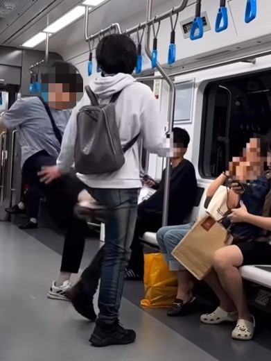 서울 지하철 4호선서 취객에게 발차기를 하는 남성 영상이 공개돼 화제가 되고 있다. [사진=유튜브 '에딘' 캡처]