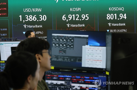 21일 장 마감 후 서울 중구 하나은행 딜링룸 [사진=연합뉴스]