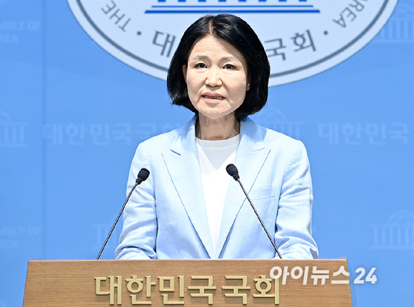 이진숙 국민의힘 의원이14일 서울 여의도 국회 소통관에서 5.18 민주화운동 관련 긴급 기자회견을 하고 있다. [사진=곽영래 기자]