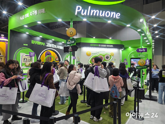 18일 오전 방문한 관람객들로 북적이는 '컬리 푸드페스타 2025' [사진=박은경 기자]