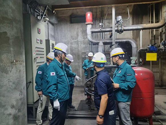 김기혁 대구교통공사 사장과 관계자들이 역사내 배수펌프 시설을 집중 점검하고 있다. [사진=대구교통공사]