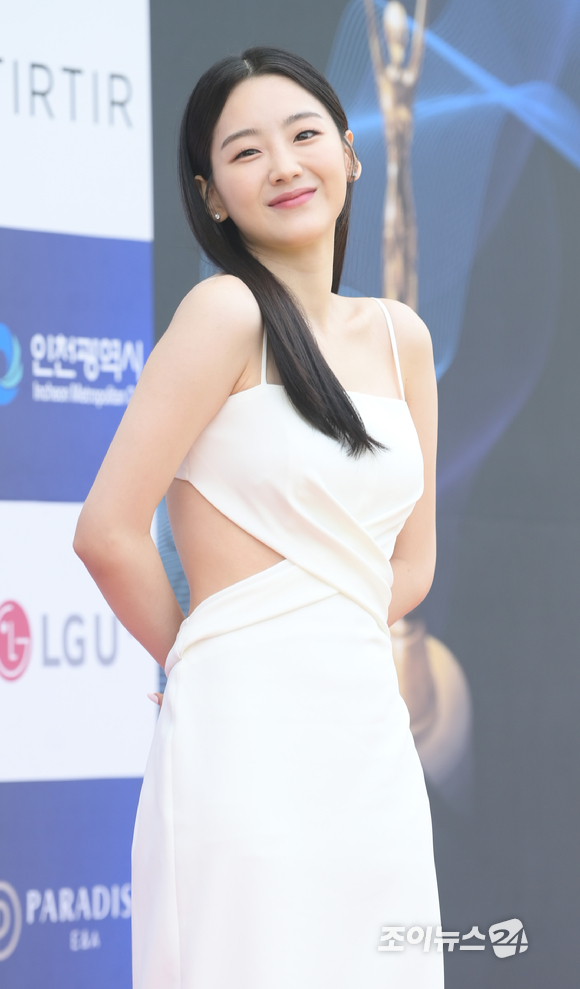 배우 조이현이 19일 인천광역시 중구 파라다이스시티에서 열린 '제1회 청룡시리즈어워즈' 시상식에 참석해 레드카펫을 밟고 있다. [사진=정소희 기자]