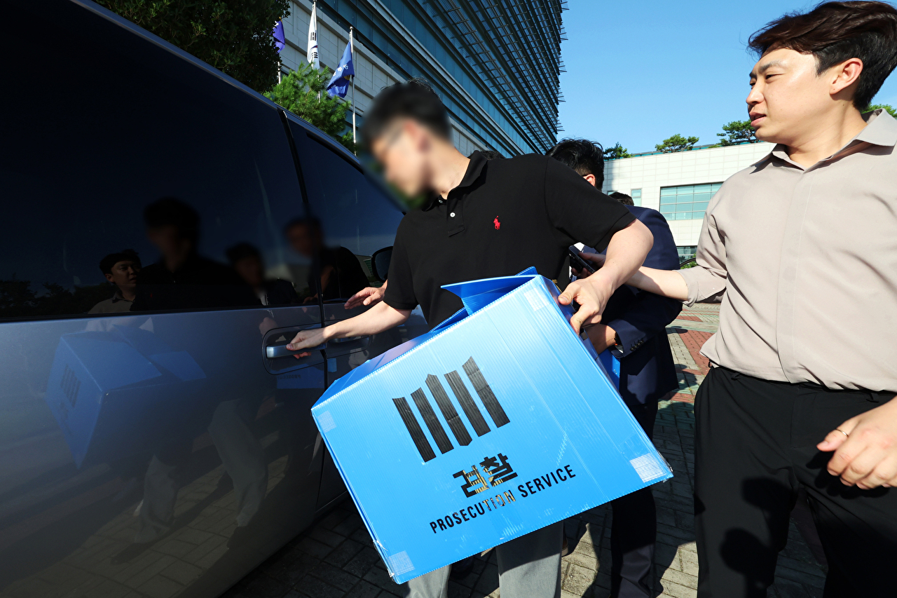 '여고생 살해범' 장윤기 사건의 증거를 인멸한 혐의 등을 받는 광주 광산경찰서 강력팀장 박 모 경감이 지난 8일 오전 전남광주통합특별시 동구 광주지방법원에서 열린 구속 전 피의자 심문(영장실질심사)에 출석한 뒤 법정 밖으로 나오고 있다. 2026.7.8 [사진=연합뉴스]