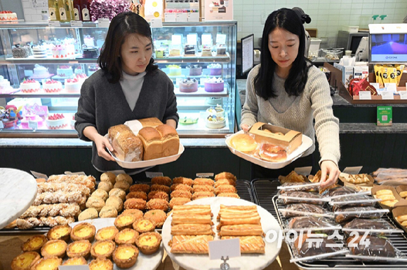 CJ푸드빌이 운영하는 뚜레쥬르가 빵&middot;케이크 등 17종 제품의 공급가를 평균 8.2% 인하한 12일 서울 시내 한 매장에서 고객이 제품을 구매하고 있다. [사진=정소희 기자]