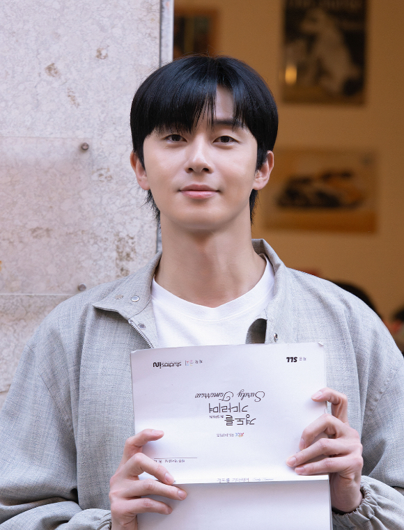 배우 박서준이 JTBC 토일드라마 '경도를 기다리며'에서 이경도 역을 맡아 호연을 펼쳤다. [사진=어썸이엔티]