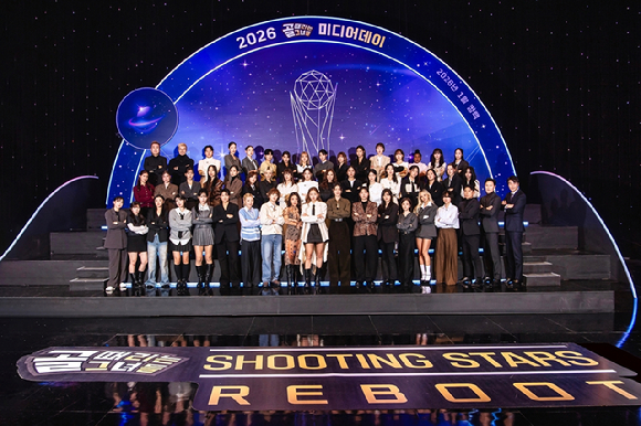 '골 때리는 그녀들' 출연진이 SBS '골 때리는 그녀들' 온라인 제작발표회에서 포즈를 취하고 있다. [사진=SBS]