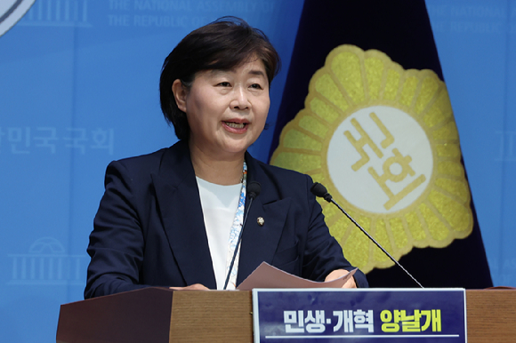 국회 정보위원회 간사인 김병기 더불어민주당 의원이 6일 오후 서울 여의도 국회 정보위원회 위원장실 앞에서 홍장원 국가정보원 1차장이 윤석열 대통령의 정치인 체포 지시와 관련해 브리핑을 하고 있다. [사진=곽영래 기자]