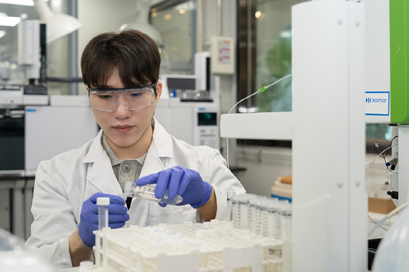 한국콜마 연구원이 제형 분석 장비를 사용하고 있다. [사진=한국콜마 제공]