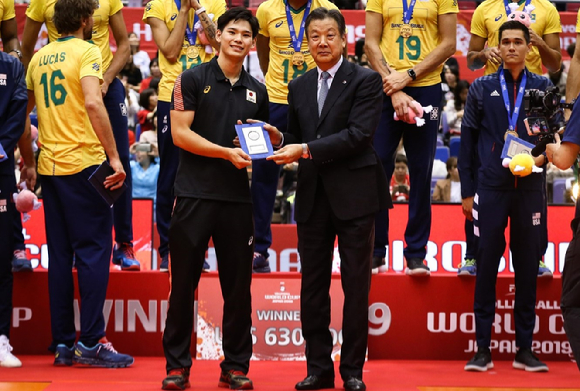 지난 2017년부터 일본배구협회(JVA)를 이끈 시마오카 겐지 회장(오른쪽)이 선수 부상과 관련한 위조 진단서 발급 문제로 인해 사퇴했다. [사진=국제배구연맹(FIVB)]