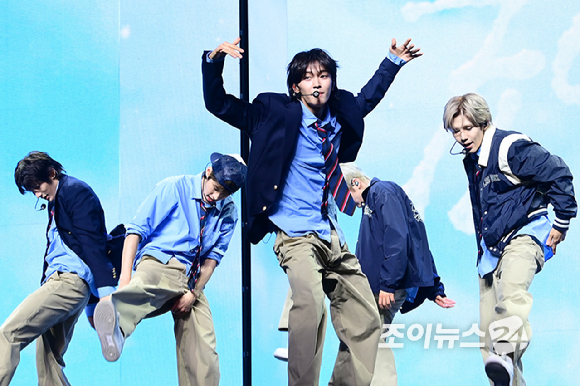 그룹 라이즈가 19일 오전 서울 용산구 블루스퀘어에서 열린 라이즈(RIIZE) 첫 정규 'ODYSSEY(오디세이)' 쇼케이스에 참석해 타이틀곡 '플라이 업' 무대를 선보이고 있다. [사진=정소희 기자]