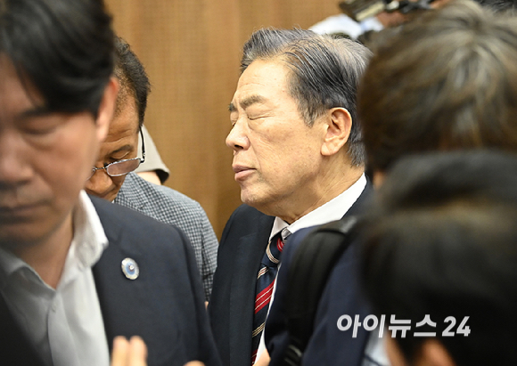 김형석 독립기념관장이 8일 서울 여의도 국회에서 기자회견을 하기에 앞서 대기하고 있다. [사진=곽영래 기자]