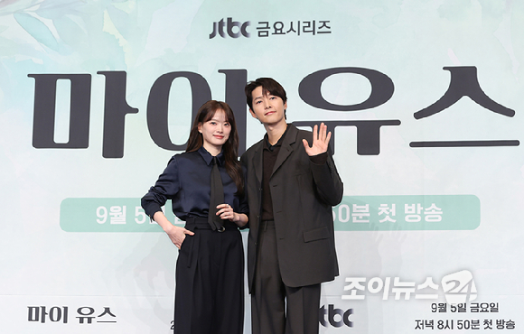 배우 천우희와 송중기가 4일 오후 서울 구로구 신도림 더 링크 호텔에서 열린&nbsp;JTBC 금요시리즈 '마이 유스' 제작발표회에 참석하고 있다. [사진=정소희 기자]